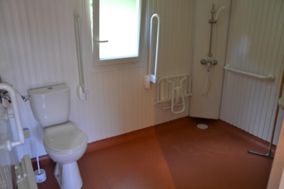 Chalet Confort 35m² 2 bedrooms with covered terrace + TV -adapted to the people with reduced mobilit