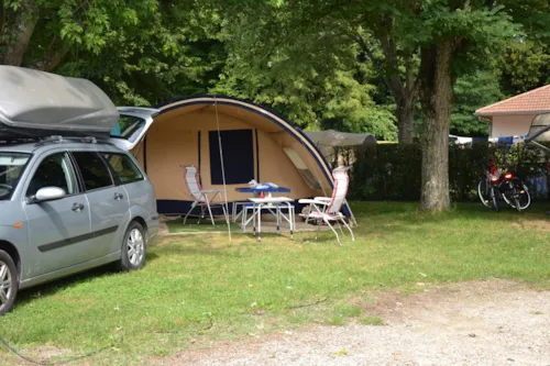 Pitch - Comfort Package (1 Tent, Caravan Or Motorhome / 1 Car / Electricity 10A) - image n°5 - Camping Le Château