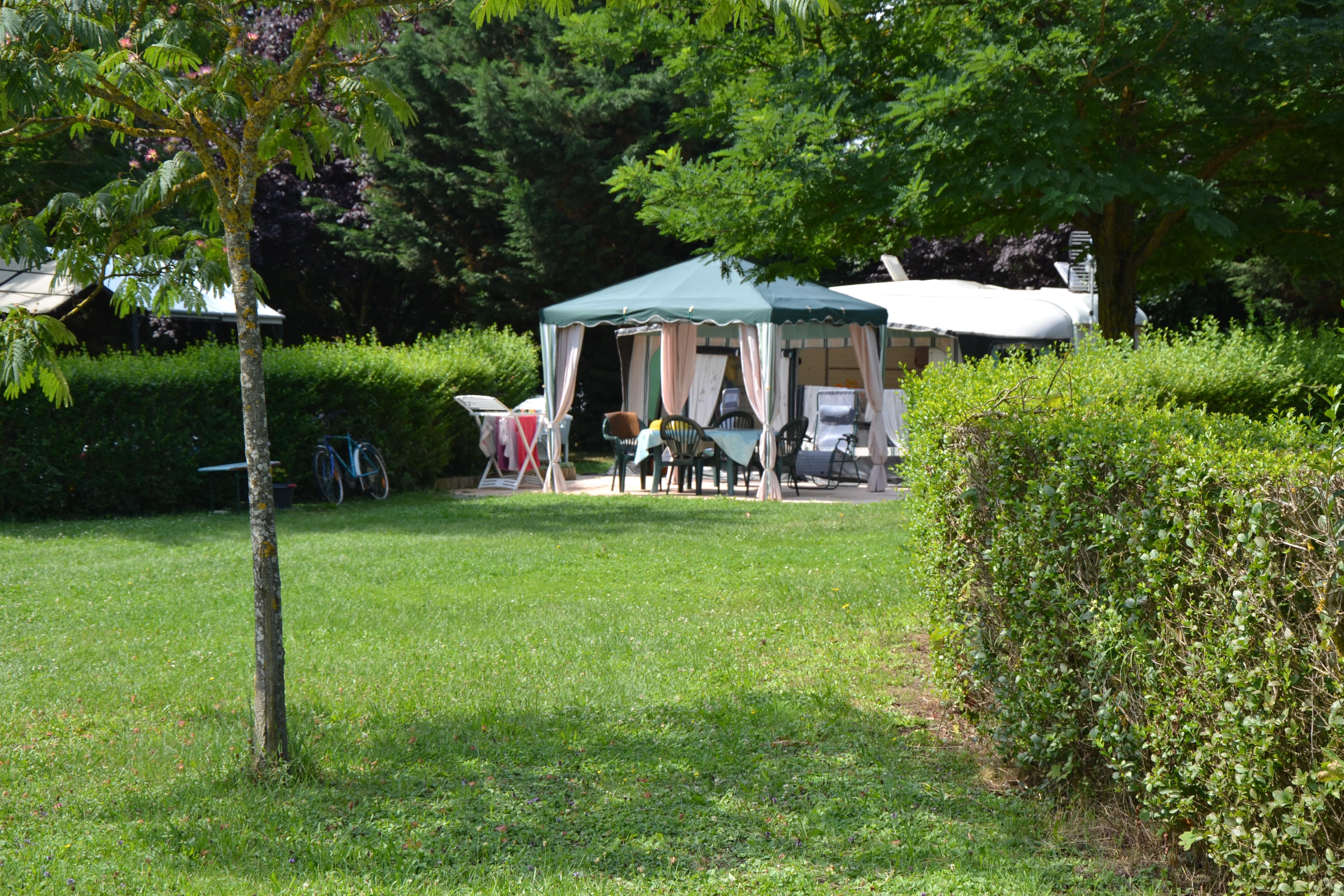 Kampeerplaats - Basisprijs Comfortplaats (1 Tent, Caravan Of Camper / 1 Auto / Elektriciteit 10A) - Flower Camping Le Château