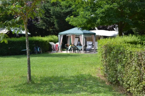 Pitch - Comfort Package (1 Tent, Caravan Or Motorhome / 1 Car / Electricity 10A) - image n°3 - Camping Le Château