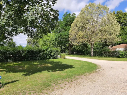 Pitch - Comfort Package (1 Tent, Caravan Or Motorhome / 1 Car / Electricity 10A) - image n°2 - Camping Le Château
