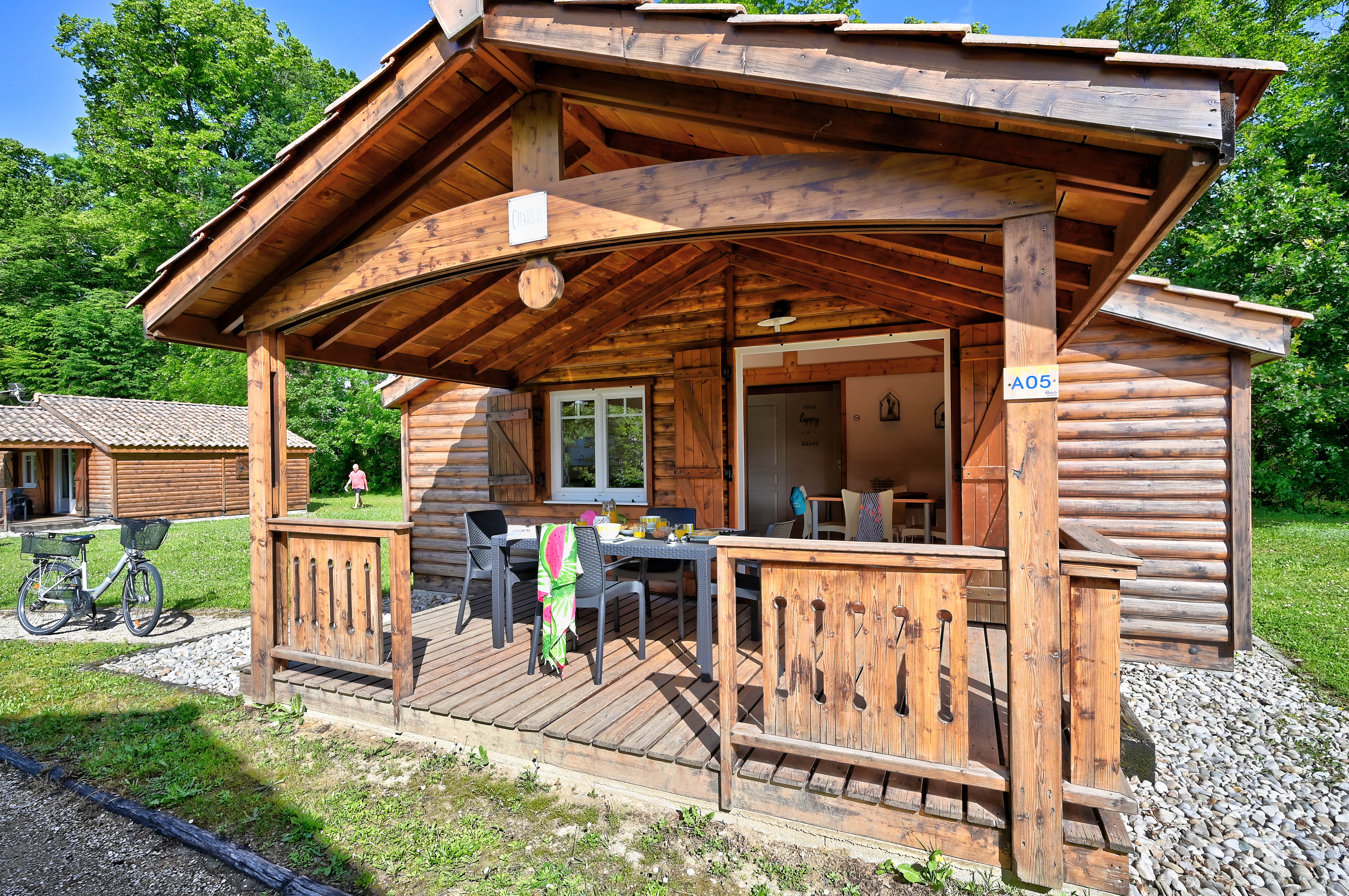 Accommodation - Chalet Premium 35M² 2 Bedrooms With Covered Terrace + Air Conditionning + Tv + Dishwasher - Flower Camping Le Château