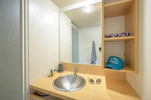 Accommodation - Chalet Premium 35M² 2 Bedrooms With Covered Terrace + Air Conditionning + Tv + Dishwasher - image n°5 - Camping Le Château