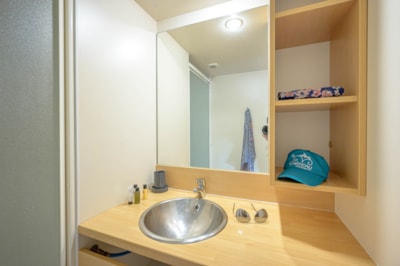 Chalet Premium 35m² 2 bedrooms with covered terrace + air conditionning + TV + Dishwasher
