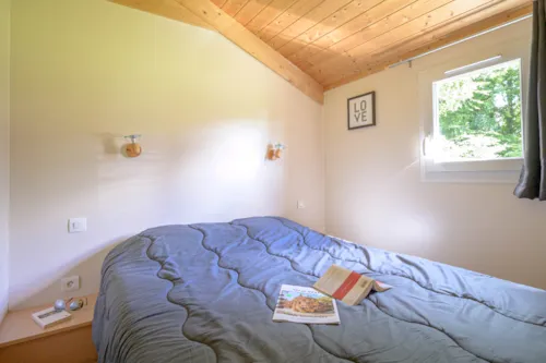 Accommodation - Chalet Premium 35M² 2 Bedrooms With Covered Terrace + Air Conditionning + Tv + Dishwasher - image n°6 - Camping Le Château