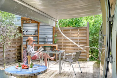 Accommodation - American Airstream Caravan - Private Spa With Covered Terrace - image n°8 - Camping Le Château