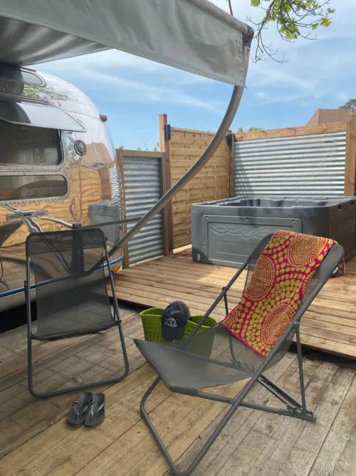 Accommodation - American Airstream Caravan - Private Spa With Covered Terrace - image n°4 - Camping Le Château