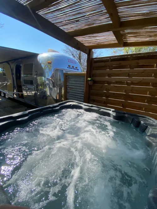 Accommodation - American Airstream Caravan - Private Spa With Covered Terrace - image n°3 - Camping Le Château