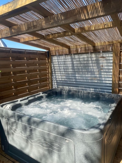 American Airstream Caravan - Private Spa with Covered Terrace