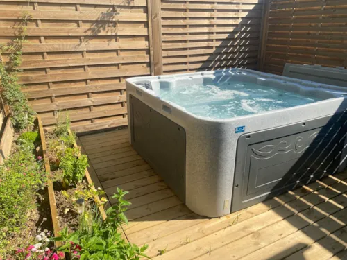 Pitch - Pitch Easycamp Premium Guinguette  + Private Spa - image n°4 - Camping Le Château