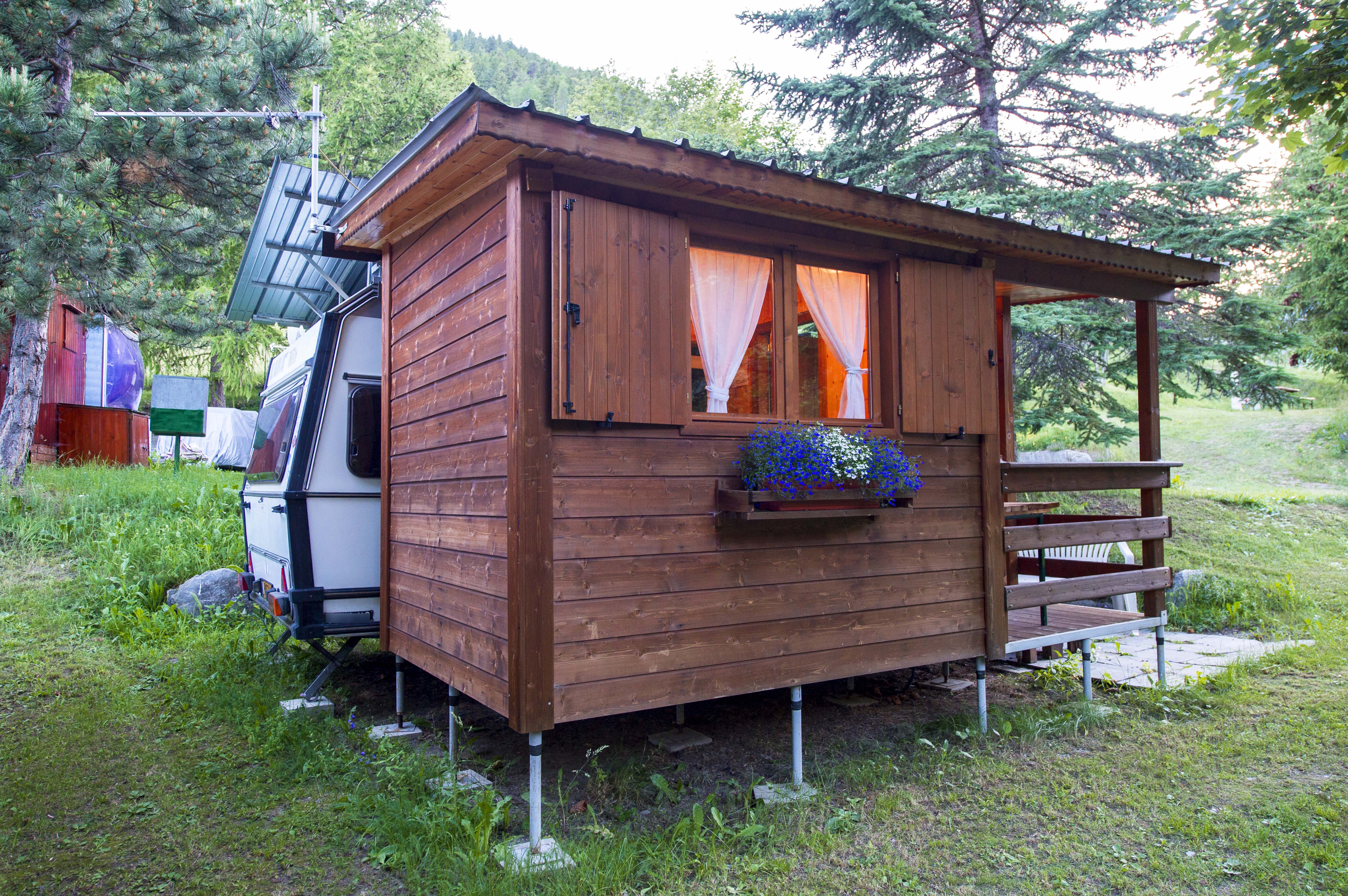 Accommodation - Caravan With Wooden Pre-Entrance (Sink With Cold Water And Chemical Toilet Usable In Summer) - Camping Tunnel International