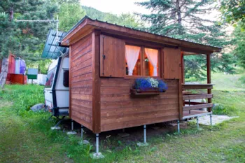 Mietunterkunft - Wohnwagen Chaligne Mit Holzvoreingang - Camping Tunnel International