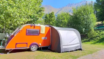 Stellplatz - Stellplatz Wohnwagen (Einschließlich 1 Wohnwagen + 1 Auto) - Camping Tunnel International