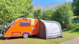 Emplacement - Emplacement Caravane (Compris 1 Caravane + 1 Voiture) - Camping Tunnel International