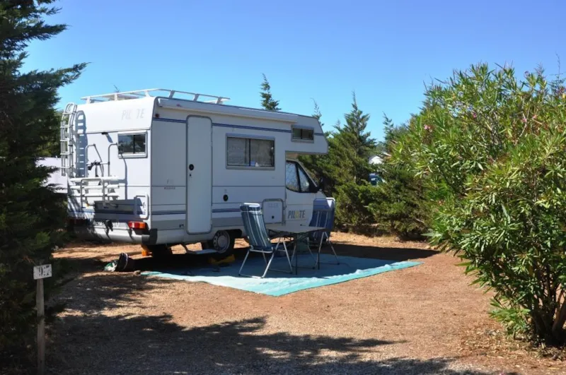 Emplacement Nu + 1 Véhicule + Tente Ou Caravane + Électricité 10A