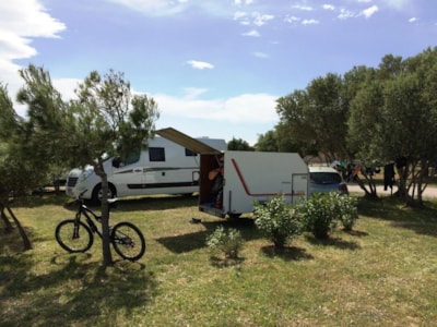 Pitch + car + tent or caravan + electricity 10A