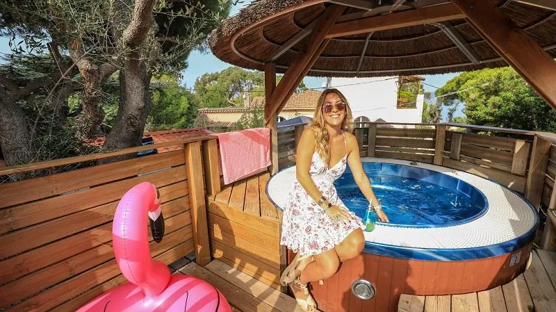 Mobil-Home Azur Sérénité 25M² - Jacuzzi Privatif - 3 Pièces - 2 Chambres - Climatisation