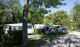 Kampeerplaats(en) - Standplaats + Elektriciteit - Camping Le Mas de Reilhe