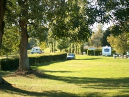 Stellplatz - Stellplatz Pauschale Wanderer Oder Radfahrer Mit Zelt - Camping du Lac des Varennes