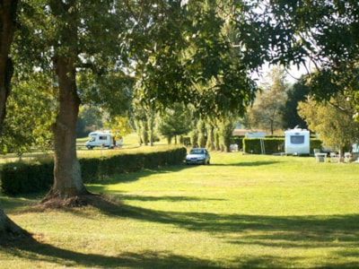 Comfort package (1 tent, caravan / 1 car or camper / 10A electricity)