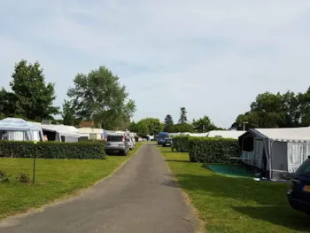 Stellplatz - Stellplatz Nature (Zelt, Wohnwagen, Wohnmobil / 1 Auto) - Camping du Lac des Varennes