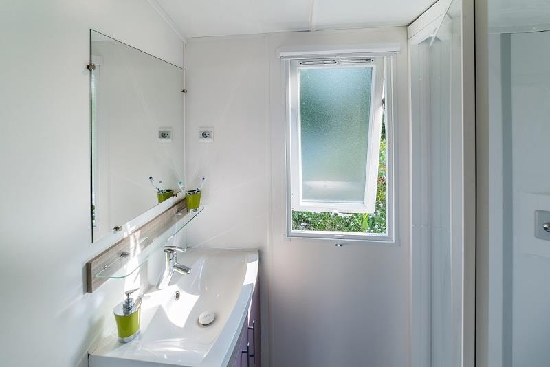 Hytte i Plougasnou – Mobil-home RIVIERA 2 chambres + Terrasse couverte + TV (27 m² / 2013) 1/4 Pers. – photo 8