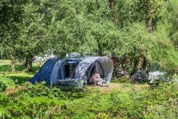 Stellplatz - Komfort-Stellplatz Für Zelt: 2 Personen + 1 Auto + Strom 16A - Domaine de Mesqueau