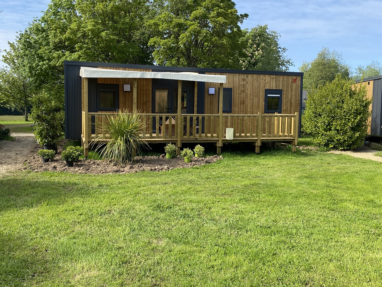 Location - Cottage Premium 3 Chambres / 2 Salles De Bain + Terrasse Semi Couverte + Tv (36M² / 2022) - Camping de Mesqueau