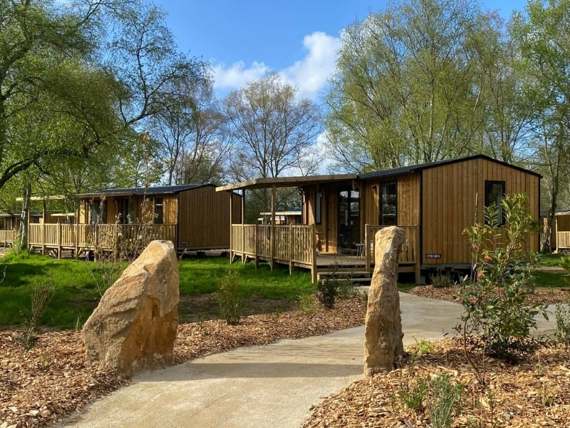 COZY Lodge „844“: 2 Schlafzimmer + Überdachte Terrasse + Geschirrspüler + TV (32 m² / 2026)