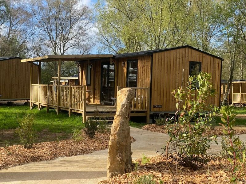 COZY Lodge „804“: 2 Schlafzimmer + Überdachte Terrasse + Geschirrspüler + TV (30 m² / 2026)