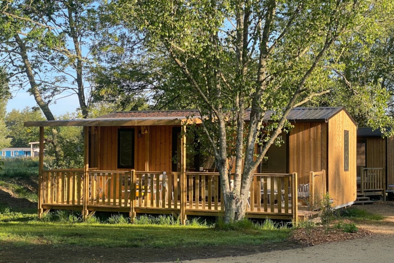 COZY Lodge „804“: 2 Schlafzimmer + Überdachte Terrasse + Geschirrspüler + TV (30 m² / 2026)