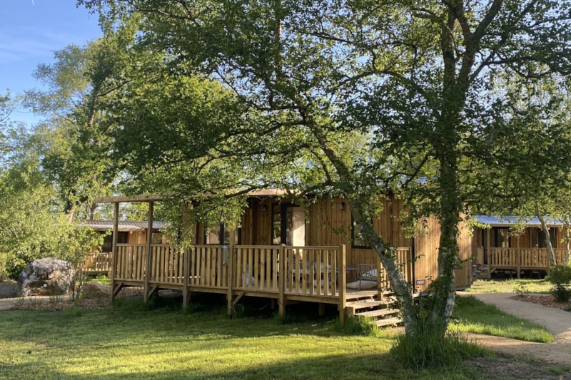 COZY Lodge „844“: 2 Schlafzimmer + Überdachte Terrasse + Geschirrspüler + TV (32 m² / 2026)