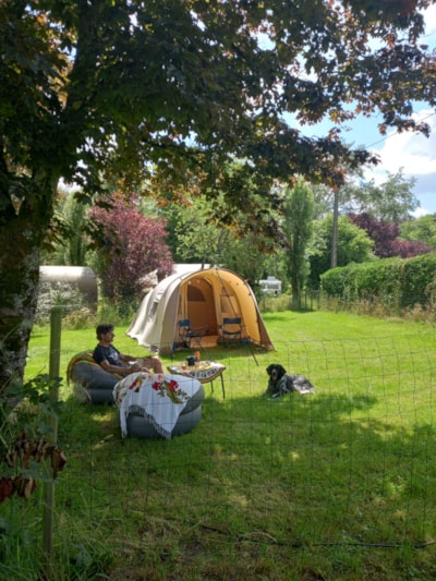 Pitch XXL 300m² + dog pens