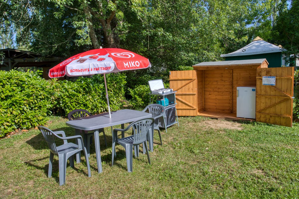 Pitch - Privilege Pitch: 2 People + Vehicle + Electricity + Equipped Shed - Camping du Lac de Groléjac en Dordogne