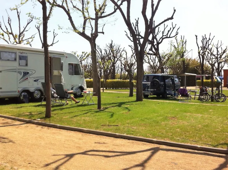 Standard Emplacement + 1 Véhicule + Tente