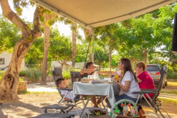 Stellplatz - Stellplatz Standard (75M²): Fahrzeug + Zelt/Wohnwagen + Strom - Camping & Resort Sangulí Salou