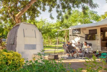 Stellplatz - Stellplatz Premium (130-145M²): Fahrzeug + Wohnwagen/ Wohnmobil + Strom + Wasser - Camping & Resort Sangulí Salou