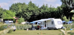 Kampeerplaats(en) - Emplacement 150 M2 + Électricité 10 Amp. : 1 Personne + Voiture + Tente/Caravane Ou Camping-Car - Camping des Alouettes