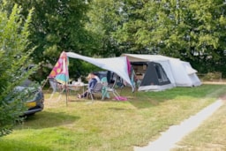 Kampeerplaats(en) - Emplacement 150 M2 + Électricité 6 Amp. : 1 Personne + Voiture + Tente/Caravane Ou Camping-Car - Camping des Alouettes
