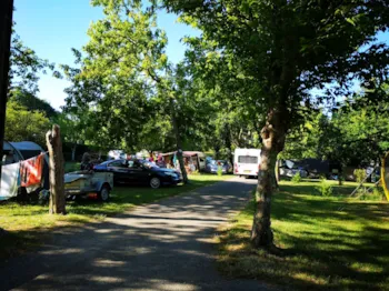 Stellplatz - Stellplatz + Fahrzeug + Strom - Camping LANDES BLEUES