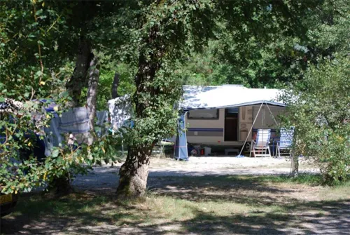 Emplacement - Forfait Nature - Électricité 10A - - image n°3 - Flower Camping la Pinède