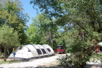Stellplatz - Stellplatz Privilège - Flussufer - 10A Strom - Flower Camping la Pinède