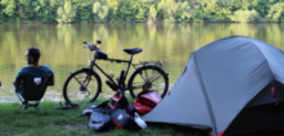 Kampeerplaats(en) - Standplaats Road Trip (Tent + Fiets Of Motor) - Zonder Elektriciteit - Flower Camping la Pinède