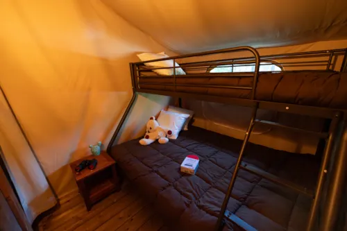 Accommodation - Lodge Insolite Pinède 34 M² - 2 Bedrooms + Sheltered Terrace + Plancha - - image n°6 - Flower Camping la Pinède