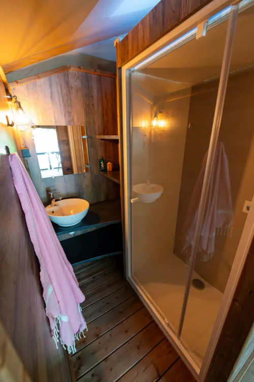 Accommodation - Lodge Insolite Pinède 34 M² - 2 Bedrooms + Sheltered Terrace + Plancha - - image n°7 - Flower Camping la Pinède