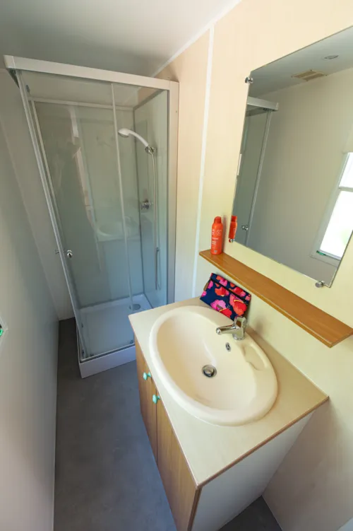 Location - Mobil-Home Standard Escapade 23M² - 2 Chambres + Terrasse Avec Parasol - - image n°9 - Flower Camping la Pinède
