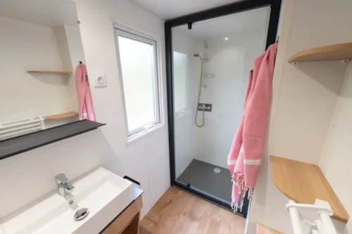 Location - Mobil-Home Premium Trendy 28M² Proximité Rivière- 2 Chambres + Terrasse Couverte - - image n°6 - Flower Camping la Pinède