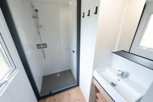 Accommodation - Mobile Home Premium Tribu Trendy - 5 Bedrooms + Connected Covered Terraces + A/C + Tv - - image n°7 - Flower Camping la Pinède