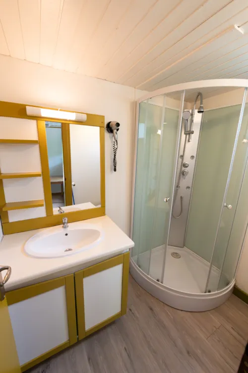 Location - Chalet Standard Cabane Mezzanine 25M² - 1 Chambre + Terrasse Couverte - - image n°9 - Flower Camping la Pinède