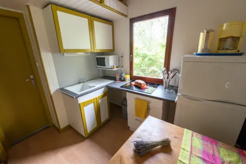 Location - Chalet Standard Cabane Mezzanine 25M² - 1 Chambre + Terrasse Couverte - - image n°8 - Flower Camping la Pinède